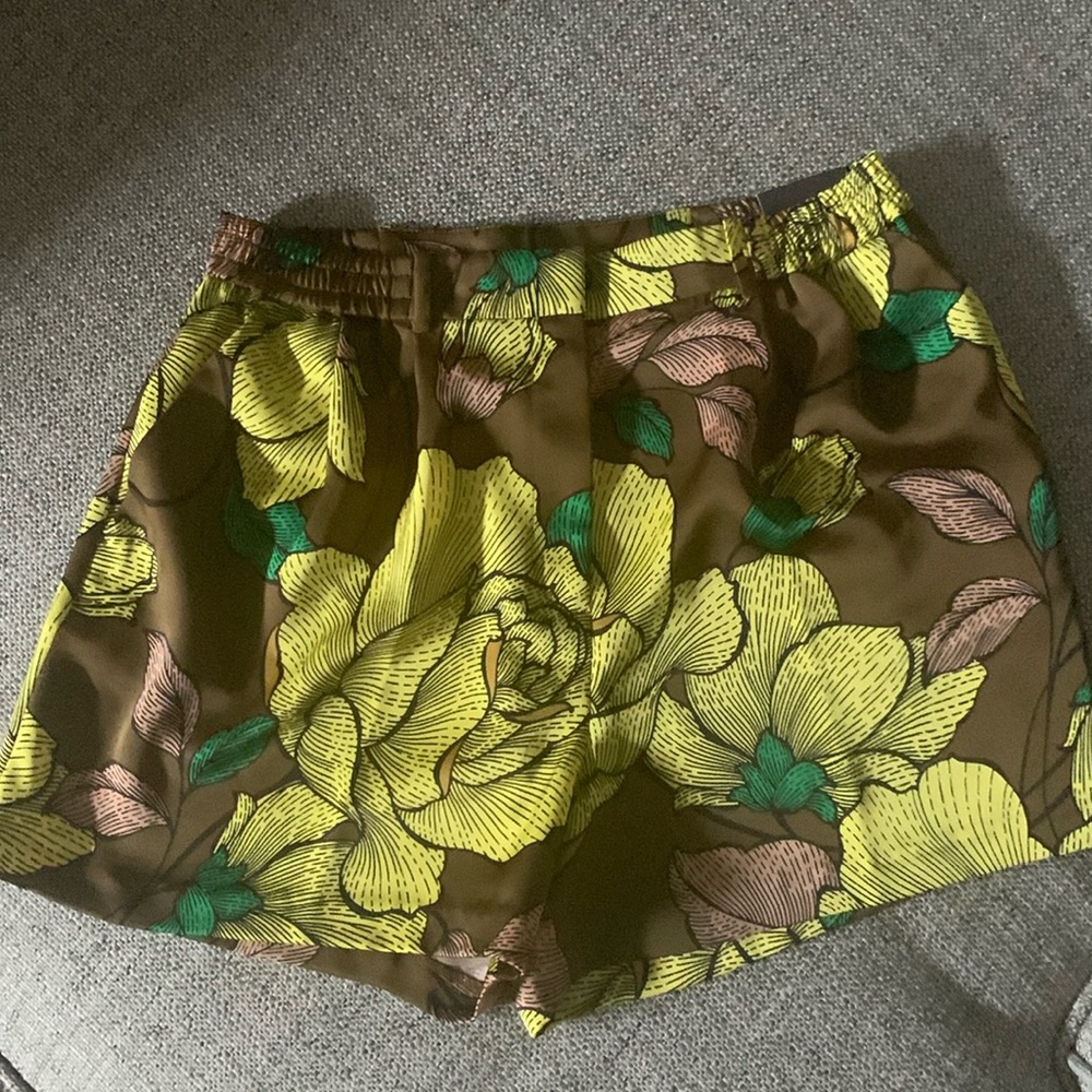 NWT- Worthington pleated shorts- sz M